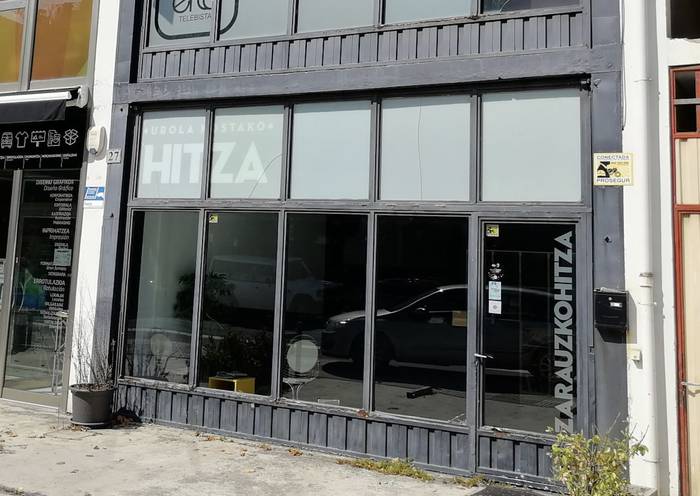 300 kazetari baino gehiagok manifestua aurkeztu diote Eusko Jaurlaritzari, sailburu eta arduradun euskaldunak izendatu ditzan eskatzeko