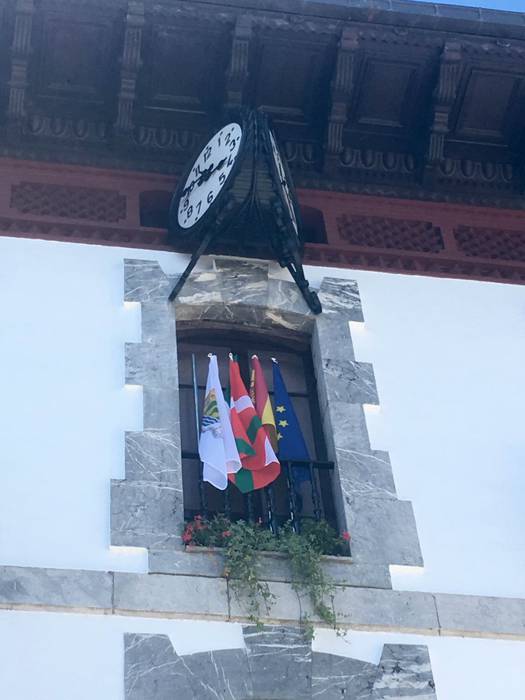 Espainiako bandera jarri dute Azpeitiko udaletxeko fatxadan, EAEko Auzitegi Nagusiak behartuta