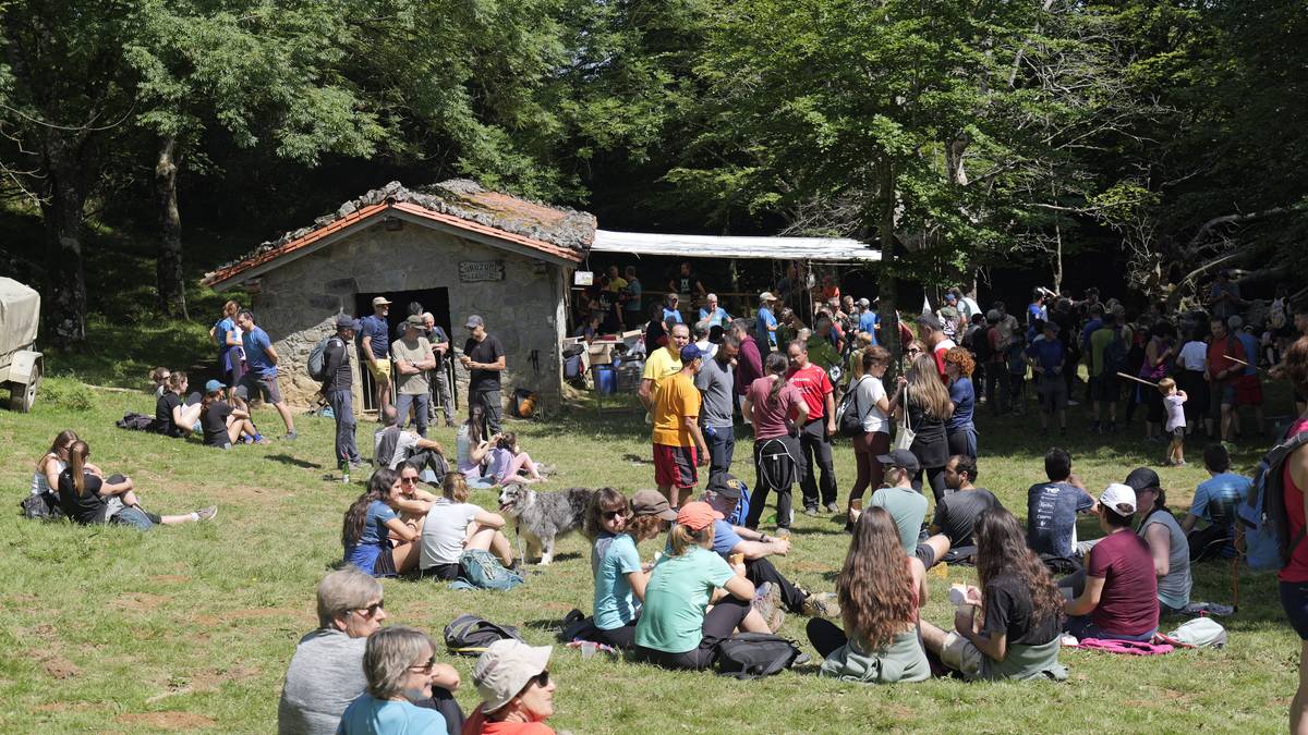Ehunka lagun igo dira Pagoetara, natura parkearen eguna ospatzera