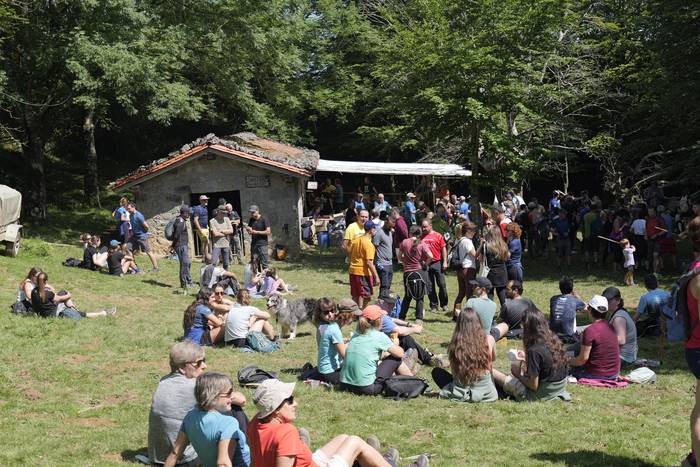 Aiako mendi ibilbideak "errazago prestatzeko" mapa osatu dute