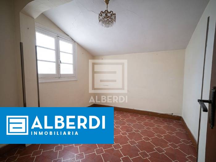 Alberdi Inmobiliaria: eraberritzeko dagoen etxebizitza Santa Klara kalean