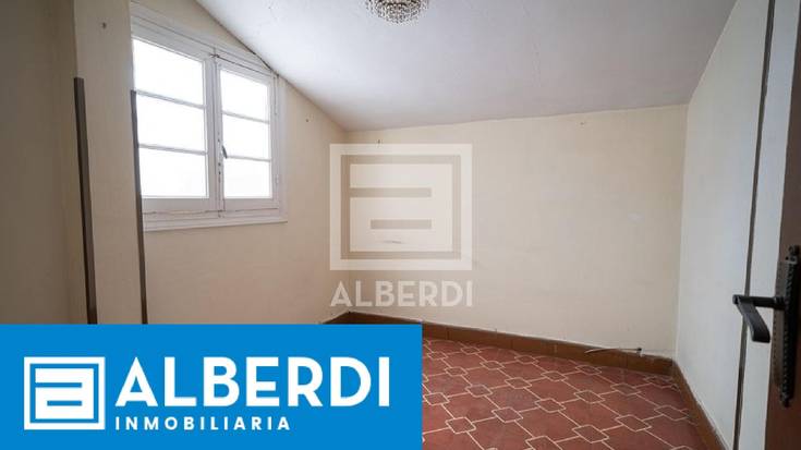 Alberdi Inmobiliaria: eraberritzeko dagoen etxebizitza Santa Klara kalean