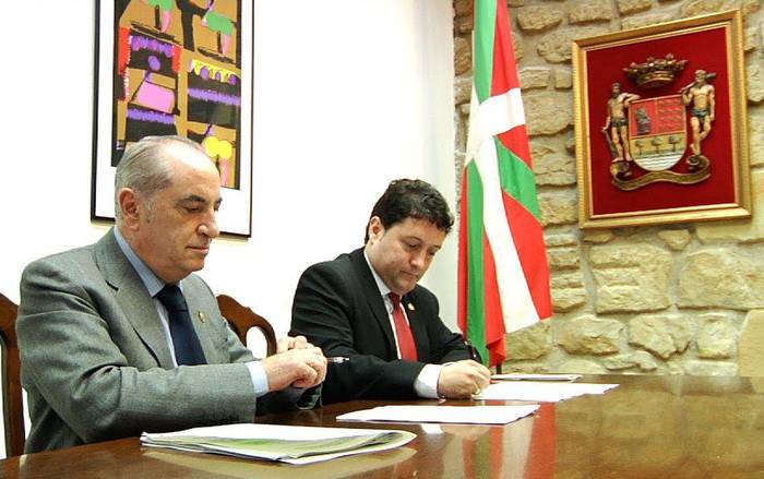 Hitzarmena sinatu dute Eusko Jaurlaritzak eta Zarauzko Udalak, babes sozialeko etxebizitzak egiteko