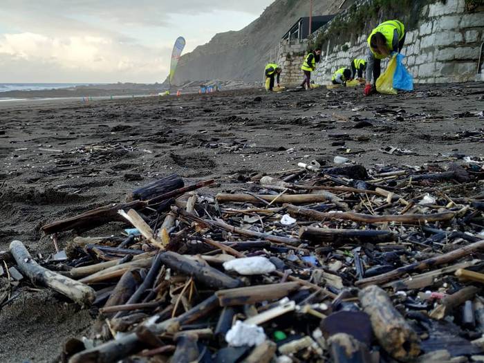Plastikoak jasotzen aritu ziren igandean Itzurunen