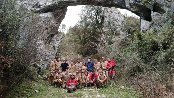 Abaro Jentilzubi koba espeleologia eginez zeharkatu dute hainbat mendizalek