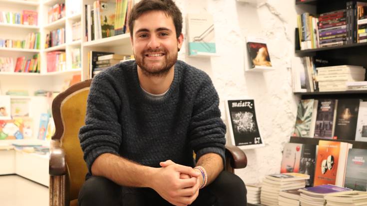 "Itzultzaile lanetan etengabe janzten eta eranzten dira maskarak"