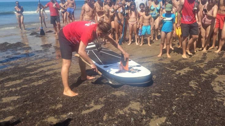 Bainua debekatu dute Itzurun hondartzan portugaldar karabelak atzeman dituztelako