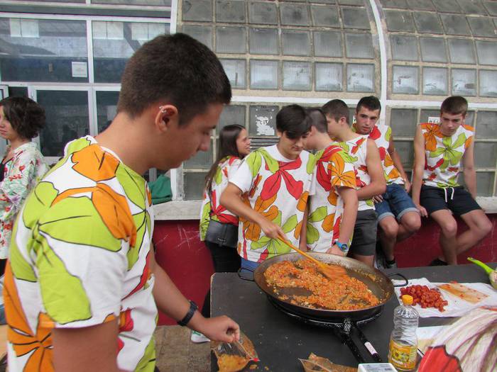 Paellak aterpean prestatu behar izan dituzte Zestoako amabirjinetan