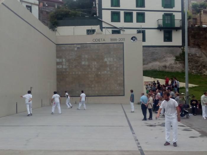 Erabaki da zer lau bikotek jokatu dituzten esku pilota txapelketako finalerdiak