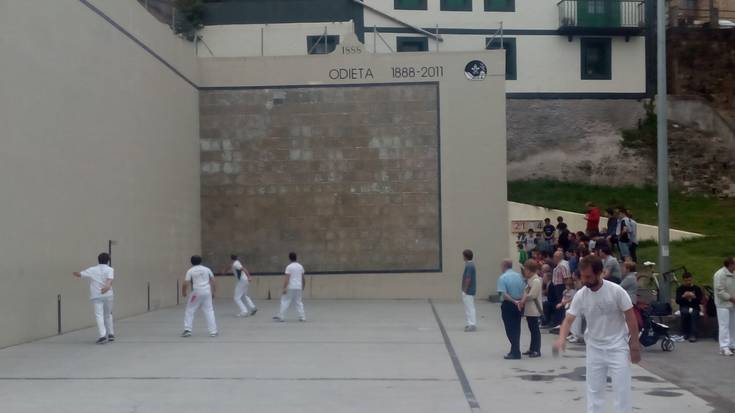 Erabaki da zer lau bikotek jokatu dituzten esku pilota txapelketako finalerdiak