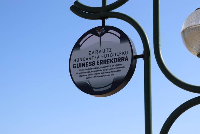 Zarauzko Hondartzako Futbol Txapelketak lortutako Guinness errekorraren oroigarria inauguratu dute