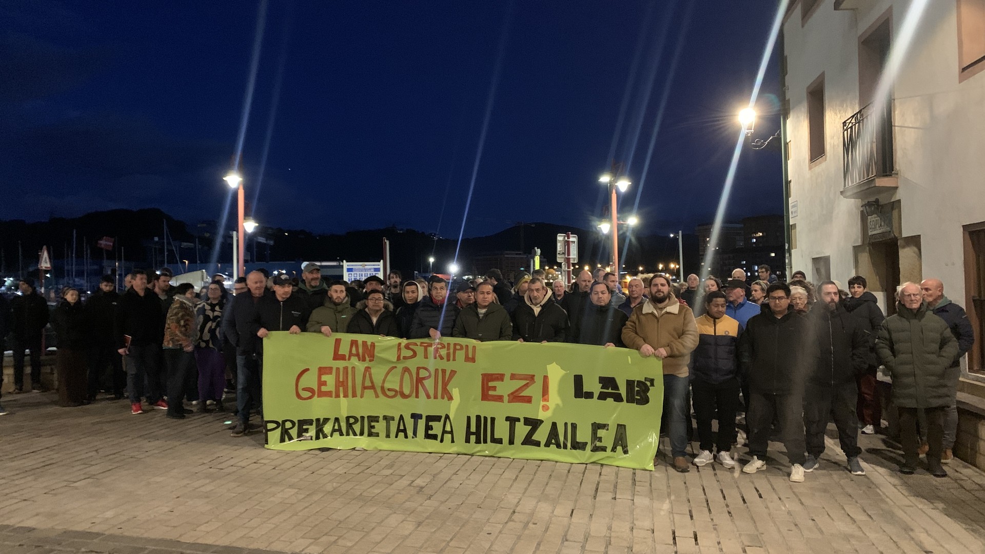 Dozenaka lagun bildu dira Saregile plazan Estaños Matienan izandako lan heriotza gaitzesteko