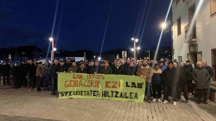 Dozenaka lagun bildu dira Saregile plazan Estaños Matienan izandako lan heriotza gaitzesteko