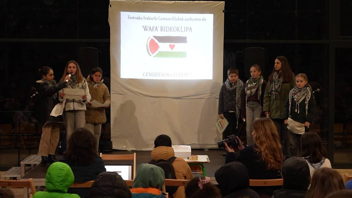 Irakurle Gazteen Klubaren 'Wafa' abestiak Zestoa elkartu du Palestinari babesa emateko
