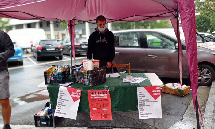 Krisiaren Seme-alabak Sare Sozialistako kideek berriz ekin diote oinarrizko produktu eta elikagaiak biltzeari