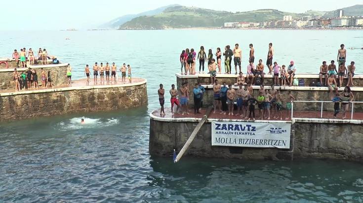 Kukaña eta ur jolasak Zarauzko portuan