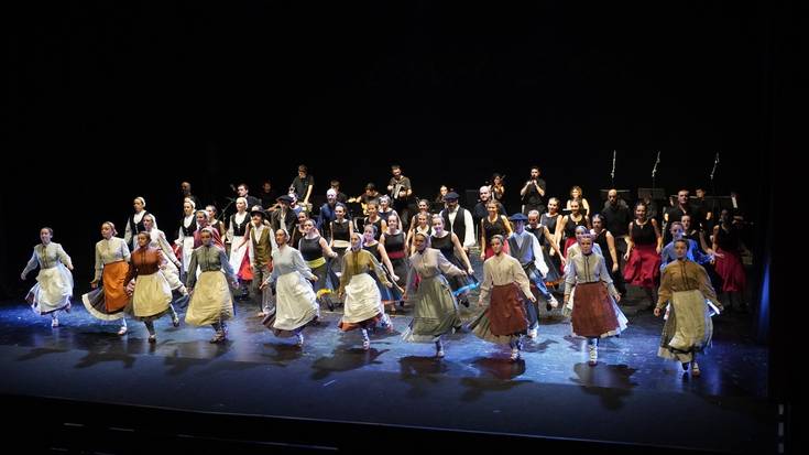 Itsasiren 'Oinatzak' dantza emanaldiarekin amaitu da Azpeitia Dantzan