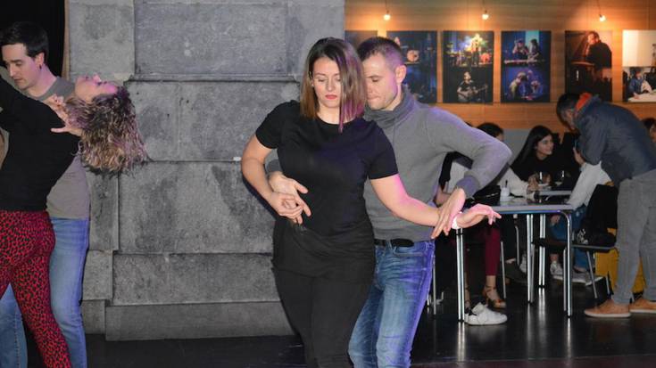 Areto dantzek eta gerri mugimenduek hartu dute Sanagustingo dantzalekua