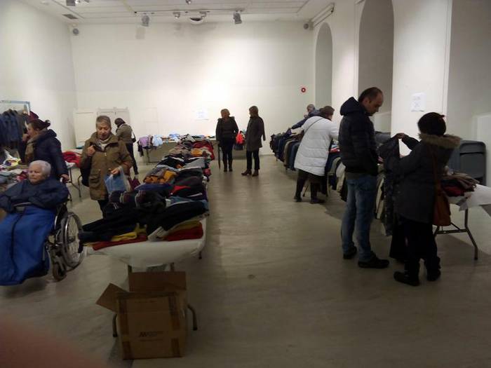 Bigarren eskuko arropa eta jostailu azoka Alondegian