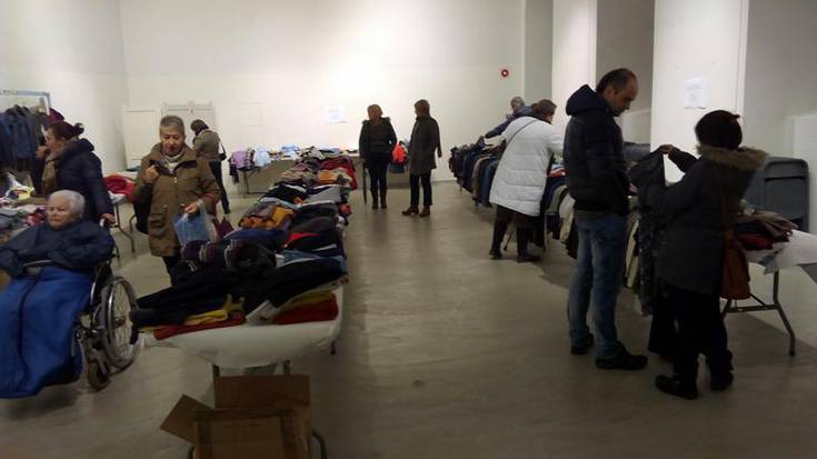 Bigarren eskuko arropa eta jostailu azoka Alondegian