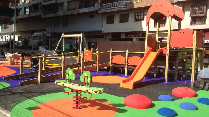 Haur parke berria jarri dute Olazko Amaren plazatxoan