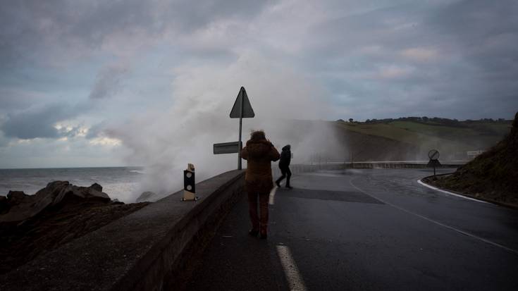 Arratsaldetik hasita 24 orduko abisu horia olatuengatik