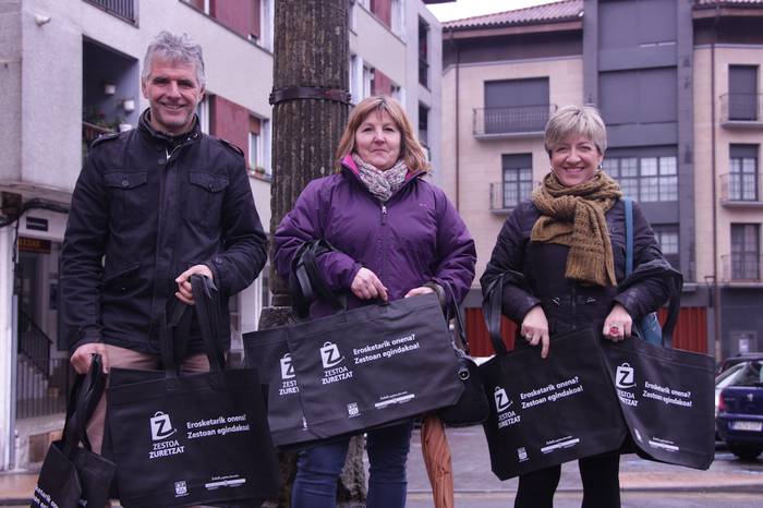 Zestoan merkatari elkarteak 400 poltsa berrerabilgarri banatuko ditu