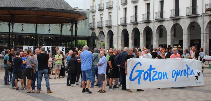 Hileko azken ostiraleko elkarretaratzea egingo dute gaur, plazan