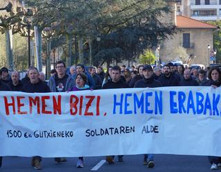 Manifestazio jendetsua egin dute goizean gutxieneko soldata propioa ezartzearen alde