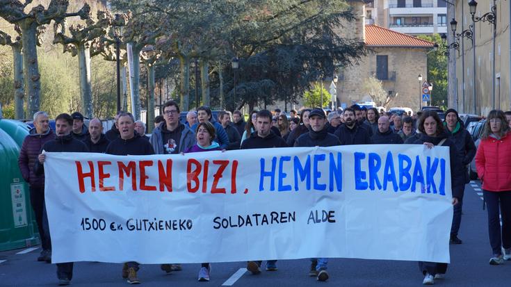 Manifestazio jendetsua egin dute goizean gutxieneko soldata propioa ezartzearen alde
