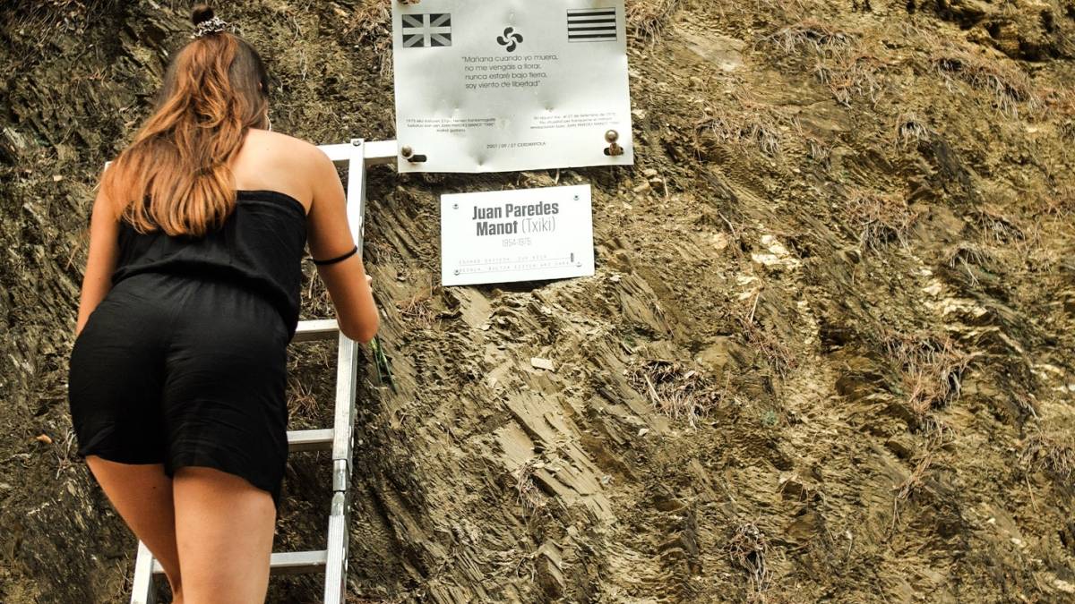 Txiki eta Otaegi oroitzeko plakak jarri ditu Ernaik