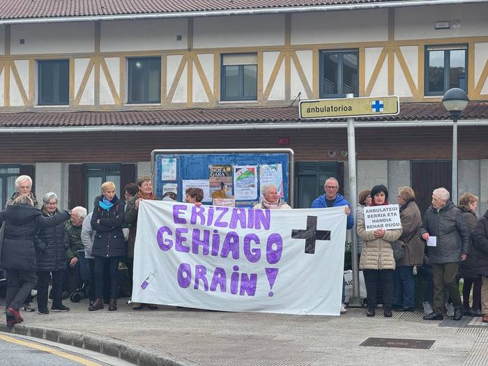 Erizain gehiago eskatu dituzte herritarrek osasun zentroaren atarian