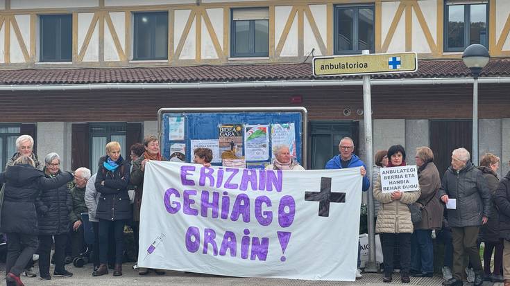 Erizain gehiago eskatu dituzte herritarrek osasun zentroaren atarian