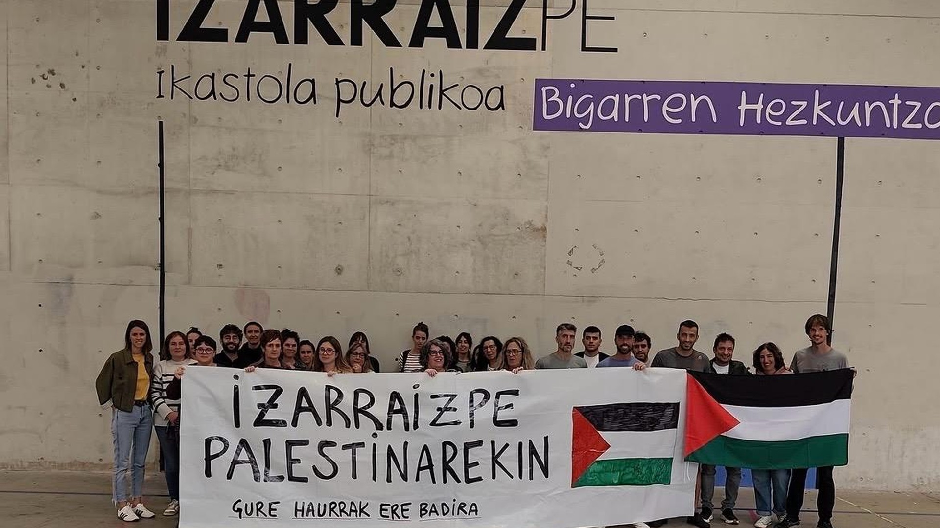 Izarraizpeko hainbat irakaslek, Palestinarekin elkartasunez, elkarretaratzea egin dute