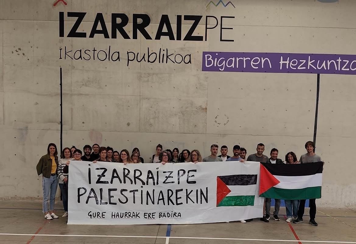 Izarraizpeko hainbat irakaslek, Palestinarekin elkartasunez, elkarretaratzea egin dute