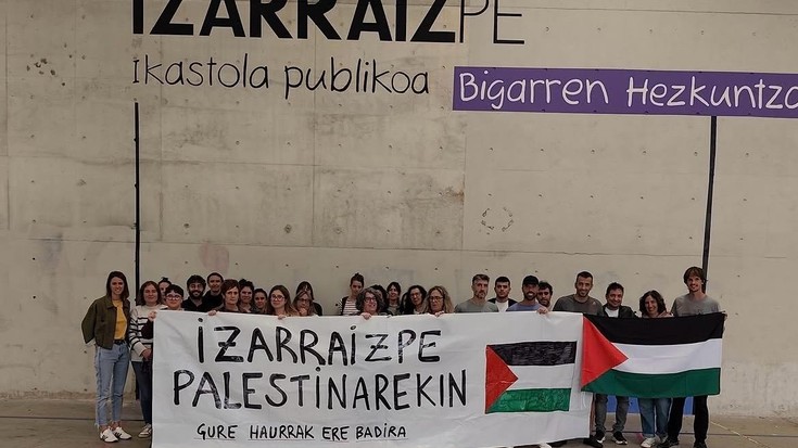 Izarraizpeko hainbat irakaslek, Palestinarekin elkartasunez, elkarretaratzea egin dute