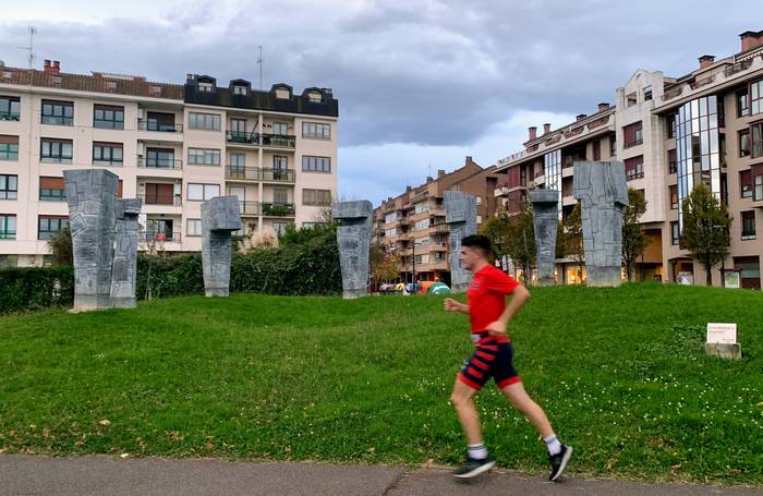 Iñaki Olazabal omentzeko bildu da euskal eskultore talde bat