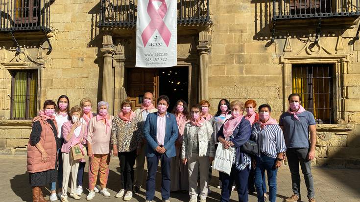 Bularreko Minbiziaren Aurkako egunarekin bat egin du Zarauzko Udalak