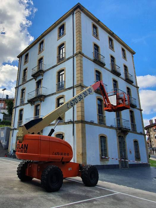 Hainbat udal eraikinen teilatuak konpontzen ari da Zarauzko Udala