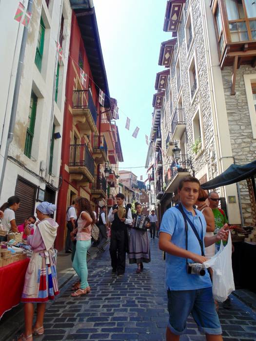 Txapela buruan, zapia lepoan, euskal jai giroan murgiltzeko unea