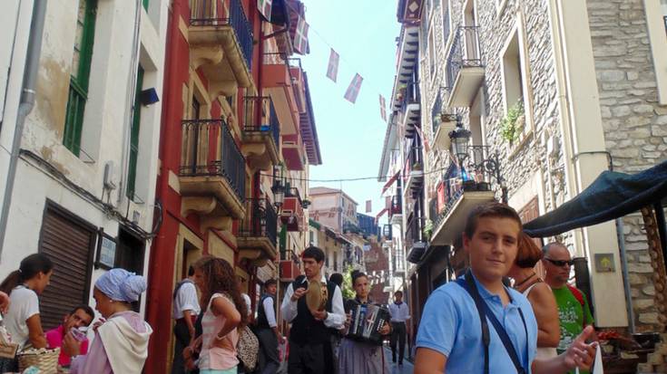 Txapela buruan, zapia lepoan, euskal jai giroan murgiltzeko unea