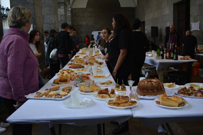 Bigarren eskuko azoka, pintxoak eta jolasak Azkoitian, Beningo umeei laguntzeko