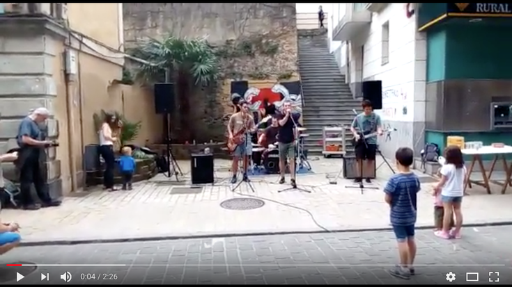 Negu Gorriakek kontzertua eman zuen atzo Erribera kaleko hormaren aurrean