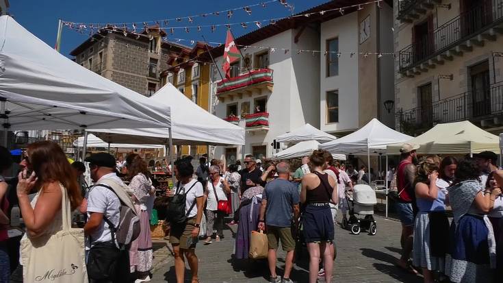 Azoka, bertsoak eta giro ona Euskal Jai Eguneko lehen orduetan