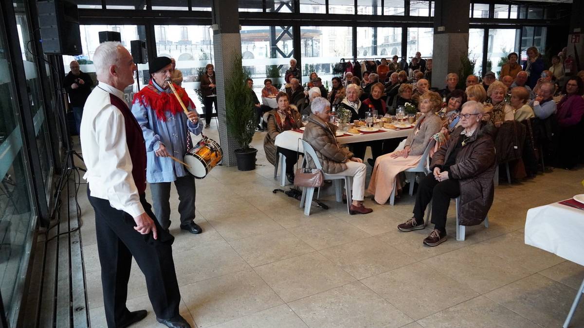 Azpeitiko Telefonicaren 60. urtemugan, han lan egindako emakumeak omendu dituzte