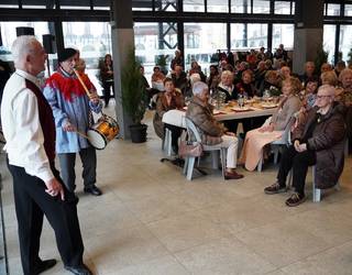 Azpeitiko Telefonicaren 60. urtemugan, han lan egindako emakumeak omendu dituzte