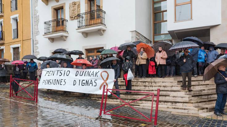 Pentsiodunek elkarretaratzea egin dute gaur ere pentsio duinak eskatzeko