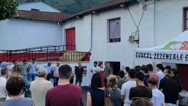 'Azpeitia, abezedario bat zezenez' liburuaren gaineko erakusketa ireki dute zezen plazan