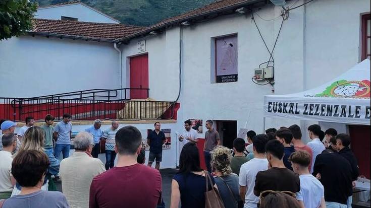 'Azpeitia, abezedario bat zezenez' liburuaren gaineko erakusketa ireki dute zezen plazan