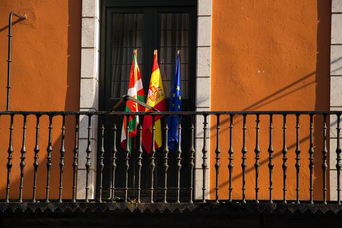 Espainiako bandera jarri dute Zestoako udaletxean, EAEko Auzitegi Nagusiaren aginduz